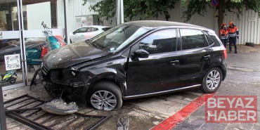 Kadıköy’de sürücüsünün direksiyon hakimiyetini kaybettiği otomobil dükkana girdi