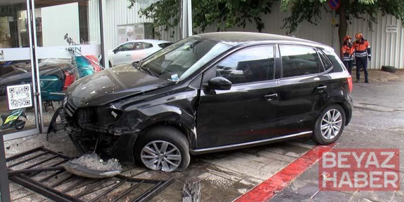Kadıköy’de sürücüsünün direksiyon hakimiyetini kaybettiği otomobil dükkana girdi