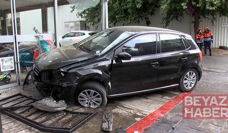 Kadıköy’de sürücüsünün direksiyon hakimiyetini kaybettiği otomobil dükkana girdi