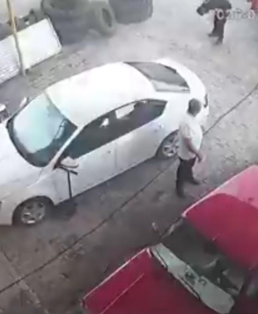 Hava basılırken itfaiye aracının lastiği patladı; 1 yaralı