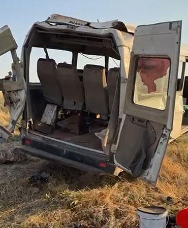 Tarım işçilerini taşıyan minibüs şarampole devrildi; 22 yaralı