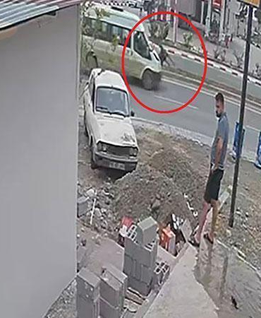 Minibüsün ata çarpması kamerada