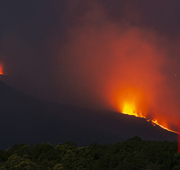 Etna Yanardağı hareketlendi: Uçuşlar durduruldu! Gökyüzü kül bulutuyla kaplandı