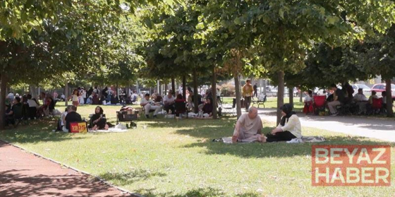 Sıcak havayı fırsat bilen İstanbullular sahillere akın etti