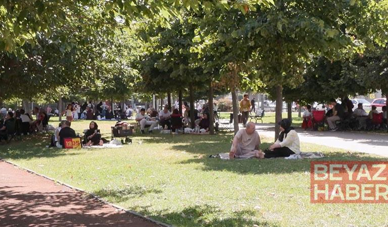 Sıcak havayı fırsat bilen İstanbullular sahillere akın etti
