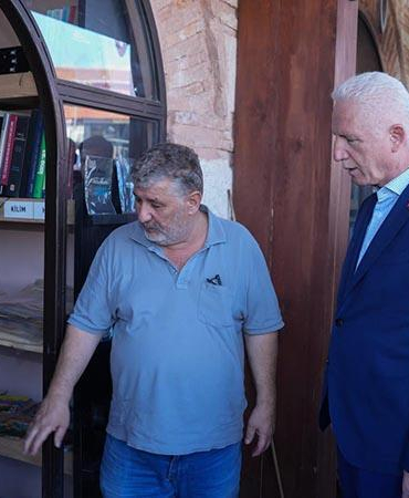 Vali Gül, su baskını yaşanan Üsküdar Sahaflar Çarşısı
