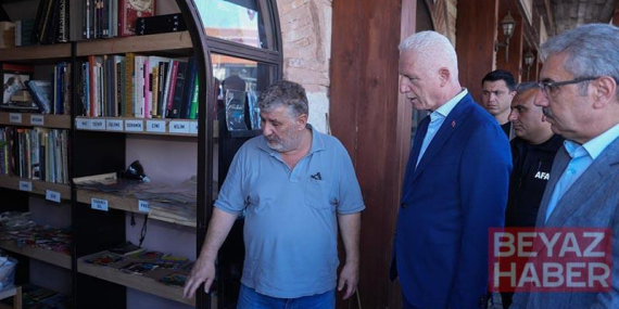 Vali Gül, su baskını yaşanan Üsküdar Sahaflar Çarşısı
