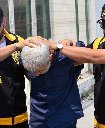 Çorba içerken bekçileri görünce kaçmaya çalışan şüphelinin 24 yıl hapisle arandığı ortaya çıktı