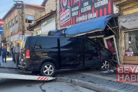 Minibüs, park halindeki 5 araca çarpıp çay ocağına daldı
