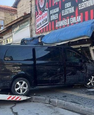 Minibüs, park halindeki 5 araca çarpıp çay ocağına daldı