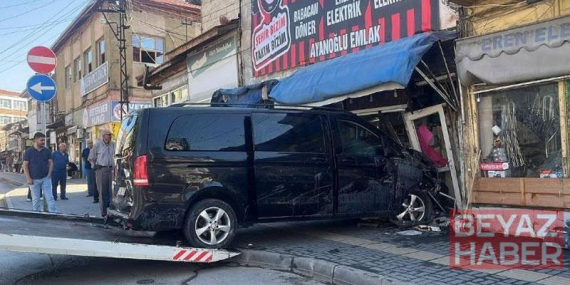 Minibüs, park halindeki 5 araca çarpıp çay ocağına daldı