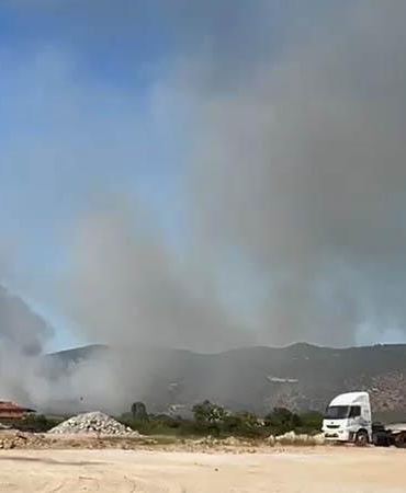 İznik’te çöplükte çıkan yangın, çalılığa sıçradı