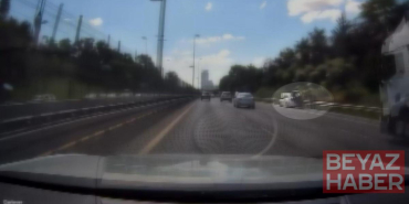 Üsküdar'da emniyet şeridinde duran otomobile motosiklet çarptı; kaza kamerada