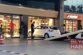 Bağcılar’da akaryakıt istasyonundaki otomobil markete daldı; müşteri yaralandı