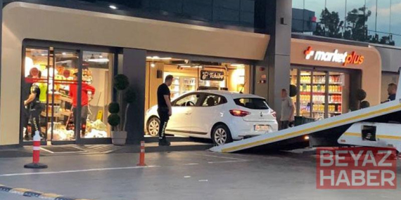 Bağcılar’da akaryakıt istasyonundaki otomobil markete daldı; müşteri yaralandı