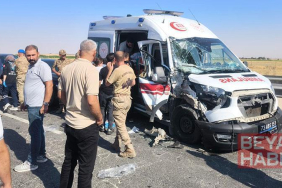 Zincirleme kazaya karışan ambulanstaki 2 sağlık çalışanı ile hasta yaralandı