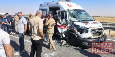 Zincirleme kazaya karışan ambulanstaki 2 sağlık çalışanı ile hasta yaralandı