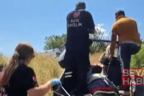 Yaylada düşerek yaralanan kişi patpatla ambulansa taşındı