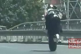 Esenyurt’ta motosikletlinin tek teker üzerinde tehlikeli yolculuğu kamerada