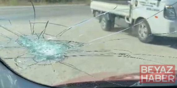 Hafriyat kamyonundan fırlayan taşın otomobilin camını kırdığı anlar kamerada