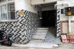 2 çocuğunun annesini çekiçle dövüp, bıçakla boğazını kesti