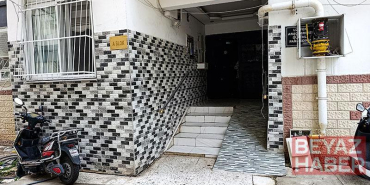 2 çocuğunun annesini çekiçle dövüp, bıçakla boğazını kesti