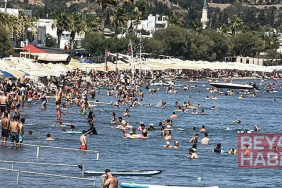 Bodrum’da sıcak havada turistlerin deniz keyfi