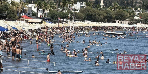 Bodrum’da sıcak havada turistlerin deniz keyfi