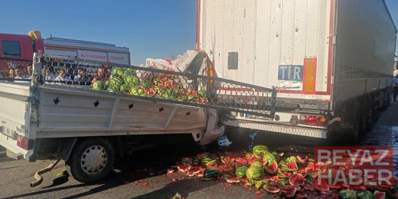 Manisa’da kamyonet, TIR’a arkadan çarptı: 1’i ağır 2 yaralı