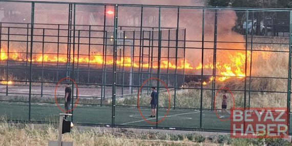 Yangına rağmen futbol oynamaya devam ettiler; o anlar kamerada