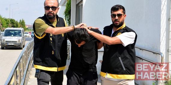 2 çocuğunun annesini kıskançlık krizine girince bıçaklamış