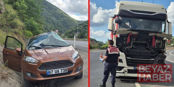 TIR ile çarpışan otomobildeki çift öldü