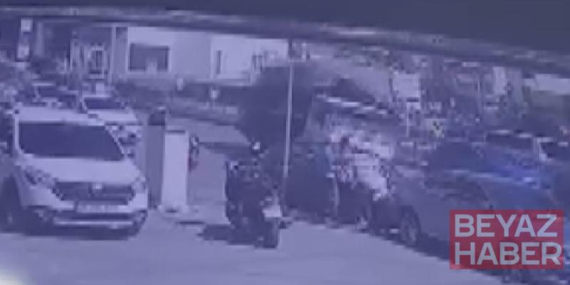 Tuzla’da malzeme yüklü kamyonet yola devrildi;kaza kamerada
