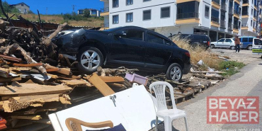 Otomobil ekmek fırını önündeki odun yığınına çarptı: 6 yaralı