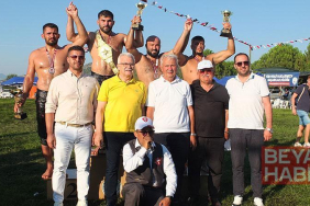 Burhaniye güreşlerinde Erkan Taş, başpehlivan oldu