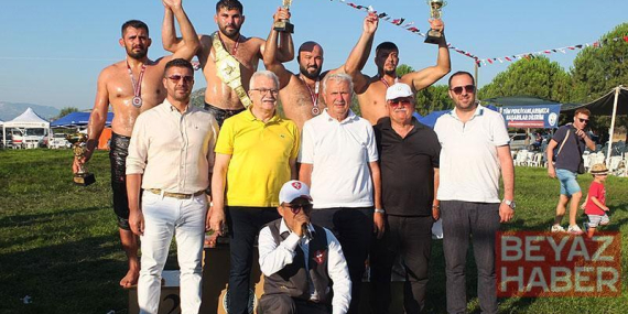 Burhaniye güreşlerinde Erkan Taş, başpehlivan oldu