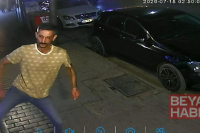 İş yerinin camını tekmeyle kıran şüpheliyi esnaf yakaladı; olay anı kamerada