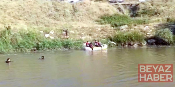 Çaya düşen kardeşlerden biri öldü, diğeri aranıyor