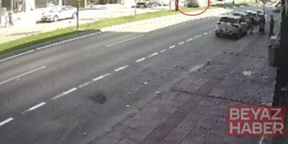 Refüjdeki ağaçlara ve aydınlatma direğine çarpan otomobilin takla attığı kaza kamerada: 2 yaralı