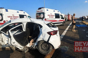 Şanlıurfa’da hafif ticari araç ile otomobil çarpıştı: 2 ölü, 9 yaralı