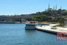 Haliç’te tur teknesi köprü ayağına çarptı; personel denize düştü: Arama çalışmaları sürüyor