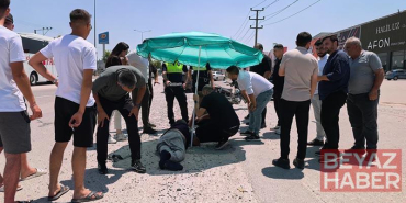 Yerdeki yaralı sürücüyü, ambulans gelene kadar plaj şemsiyesiyle güneşten korudular
