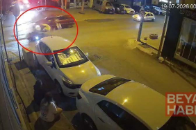 Trafik polisinin önünde motosiklet ile otomobil çarpıştı: O anlar kamerada