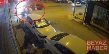 Trafik polisinin önünde motosiklet ile otomobil çarpıştı: O anlar kamerada