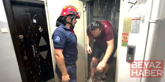 Avcılar’da boşaltılan sitedeki su saatini söktü; binayı su basınca asansörde kaldı