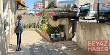 El freni çekilmeyen otomobil, hareket edip istinat duvarında asılı kaldı