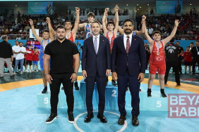 Bakan Bayraktar, 2. Büyük Güreş Festivali Minikler Şampiyonası’nda sporcularla bir araya geldi