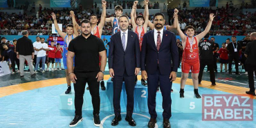 Bakan Bayraktar, 2. Büyük Güreş Festivali Minikler Şampiyonası’nda sporcularla bir araya geldi
