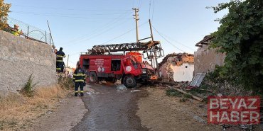 Yangından dönen itfaiye aracı evin duvarına çarptı; 3 personel yaralı