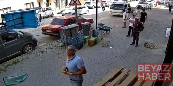Eşya taşıma asansörünün minibüsün üzerine devrildiği anlar kamerada